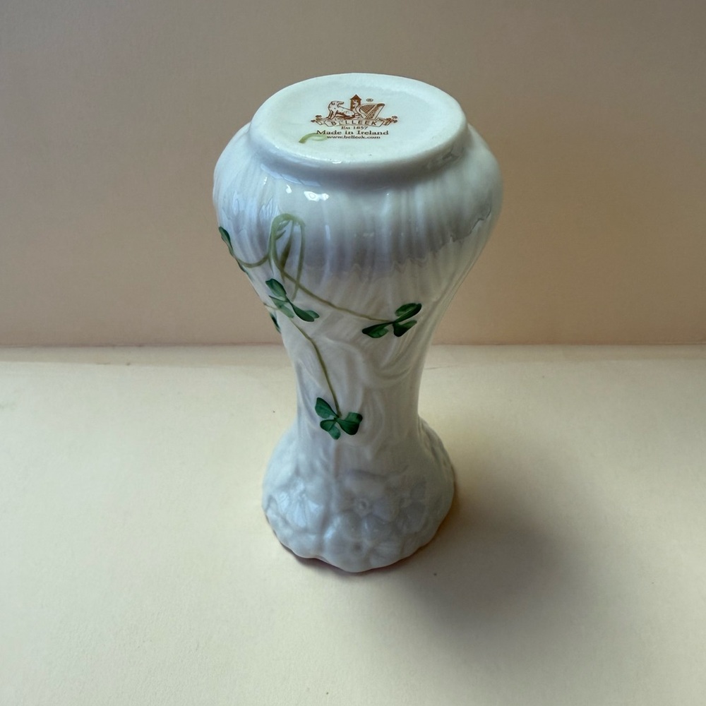 Belleek Classic Daisy Toy Spill Vase with Green Clover Design. - Picture 6 of 10
